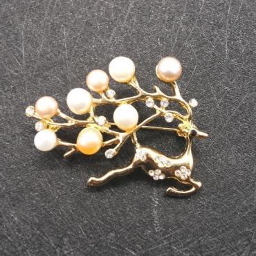 Sika deer pearl brooch