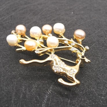 Sika deer pearl brooch