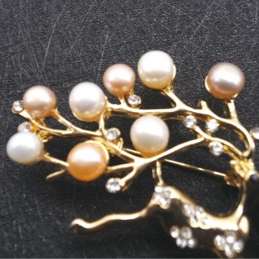 Sika deer pearl brooch