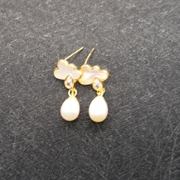 Rainy Symbol Pearl shell Stud Earring