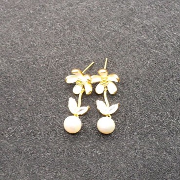 Small White Flower Pearl Stud Earring
