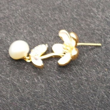 Small White Flower Pearl Stud Earring