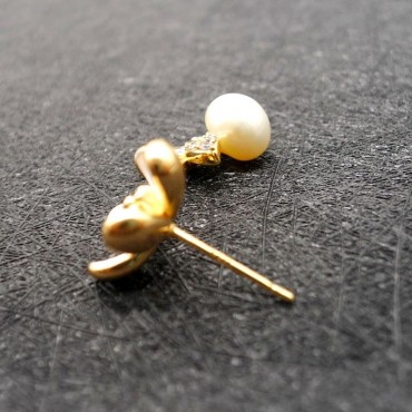 Small White Flower Pearl Stud Earring