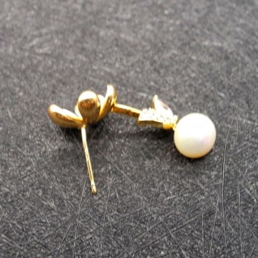 Small White Flower Pearl Stud Earring