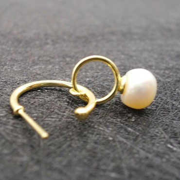 Circled Design Pearl Stud Earring