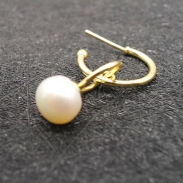 Circled Design Pearl Stud Earring
