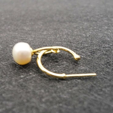 Circled Design Pearl Stud Earring