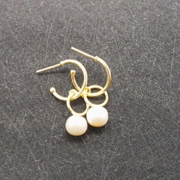 Circled Design Pearl Stud Earring