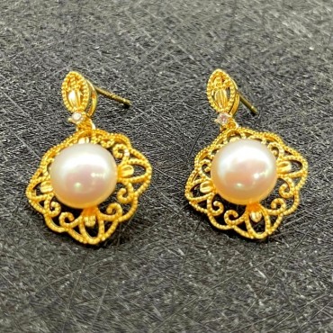 Hollow Art Pearl Stud Earring