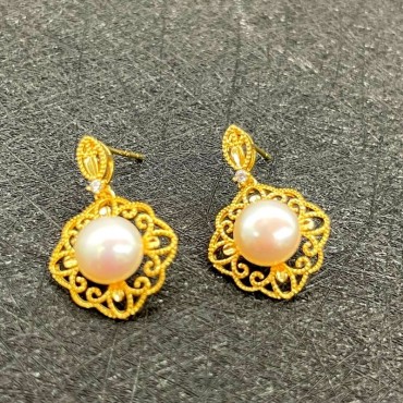 Hollow Art Pearl Stud Earring