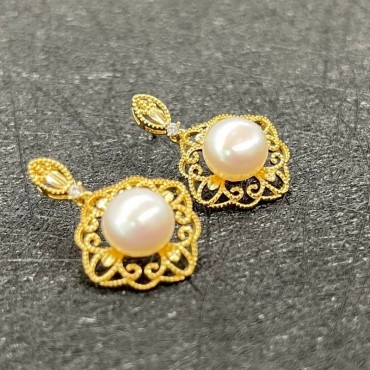 Hollow Art Pearl Stud Earring