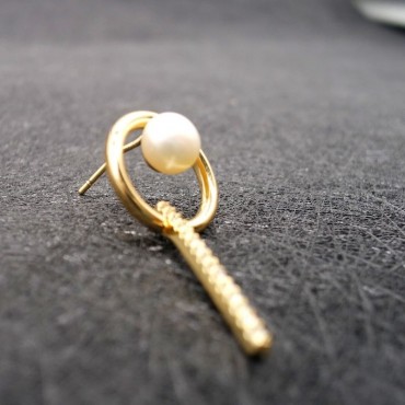 Circled Design Micro Insert Pearl Stud Earring