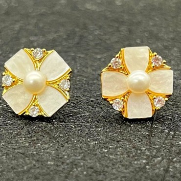 Clover Shape Pearl shell Stud Earring