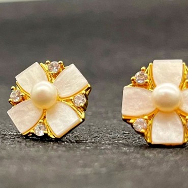 Clover Shape Pearl shell Stud Earring