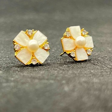 Clover Shape Pearl shell Stud Earring
