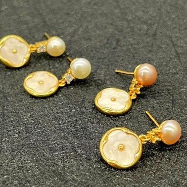 Clover Shape Pearl shell Stud Earring