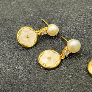 Clover Shape Pearl shell Stud Earring