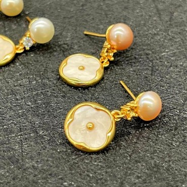Clover Shape Pearl shell Stud Earring