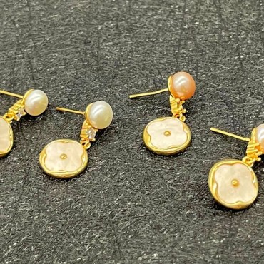 Clover Shape Pearl shell Stud Earring
