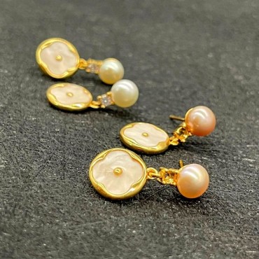 Clover Shape Pearl shell Stud Earring