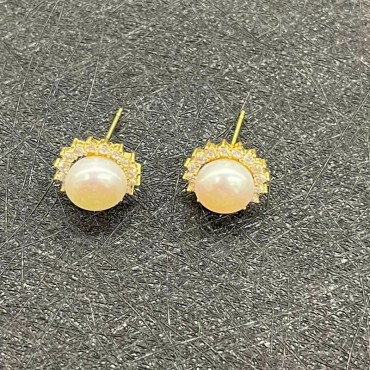 Circled Sunflower Pearl Stud Earring