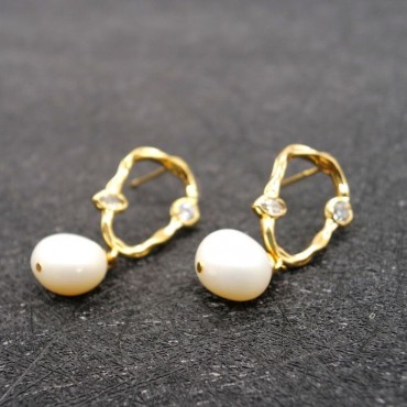 Irregular Design Pearl Stud Earring