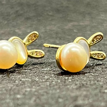 Rabbit Shape Pearl shell Stud Earring