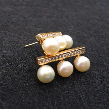 Potro Design Pearl Stud Earring