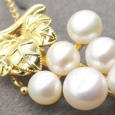 grape design pearl pendant necklace