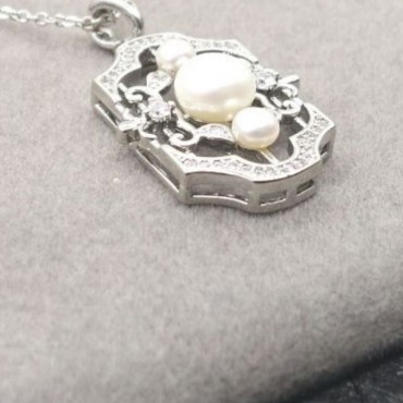 Hollow Art Shield Pearl Pendant Necklace
