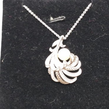 Silver Irregular Design Feather Pearl Pendant Necklace