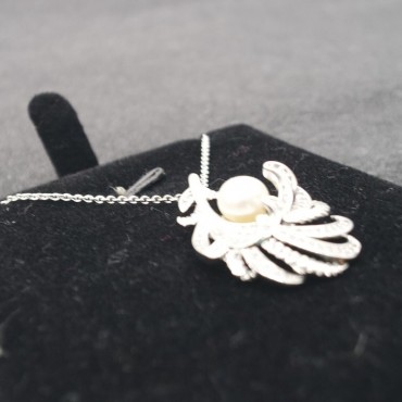 Silver Irregular Design Feather Pearl Pendant Necklace