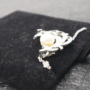 Silver Irregular Design Feather Pearl Pendant Necklace