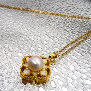 Four Leaf Clover Pearl Pendant Necklace