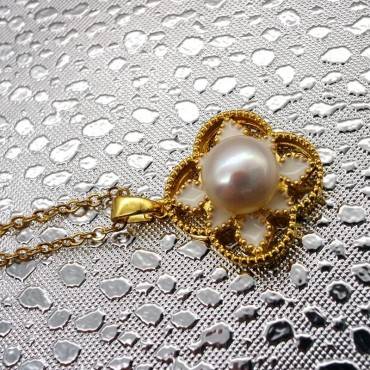 Four Leaf Clover Pearl Pendant Necklace