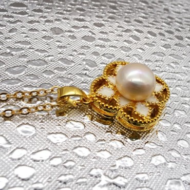 Four Leaf Clover Pearl Pendant Necklace