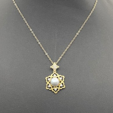 Hollow Snowflake Shape Design Seawater Pearl Pendant Necklace